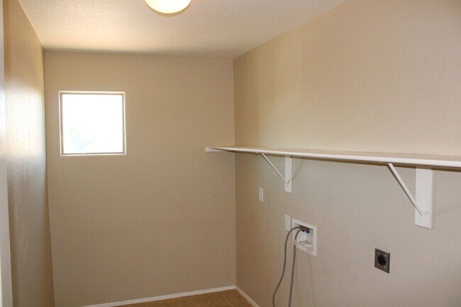Building Photo - Beautiful 4 bedroom 2.5 bath home located ...
