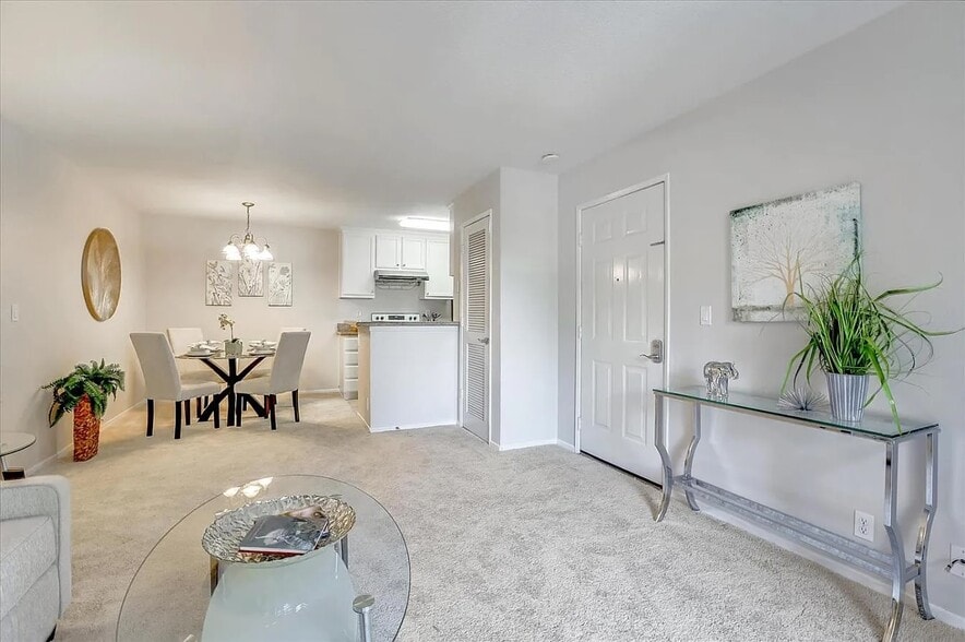 Building Photo - 2677 Somerset Park Cir
