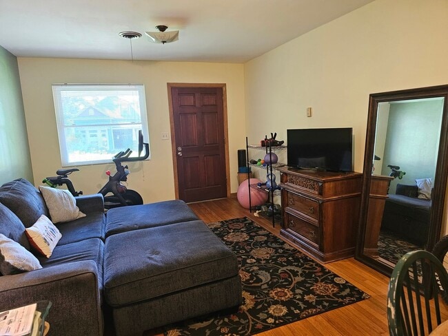 Building Photo - Charming Duplex Unit In Franklin Park