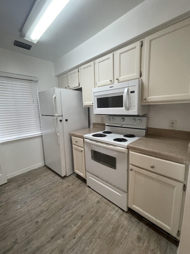 Building Photo - 202 Riverbend Dr