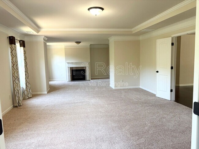 Building Photo - 3738 Valley Spring Dr