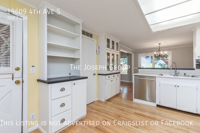 Building Photo - Beautifully updated 3 bed/1.75 bath in Des...