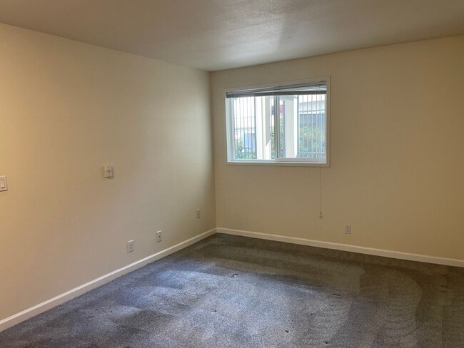 Building Photo - $500 off 1st months rent!!  Bright and Modern Northgate Condo!