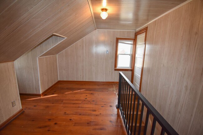 Building Photo - Two Bedroom Home with Detached Garage!