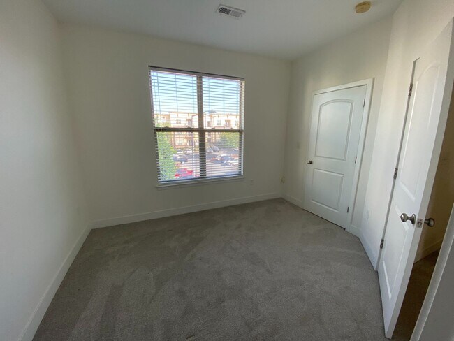 Building Photo - Room in 3 Bedroom Townhome at Seigle Point Dr