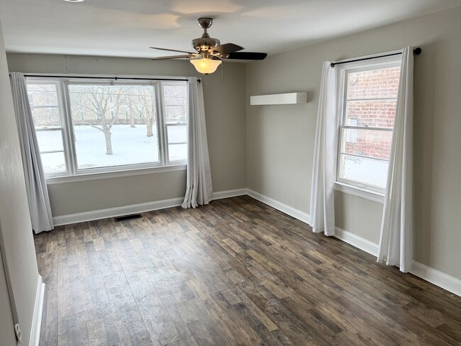 Building Photo - 329 W Broadway St