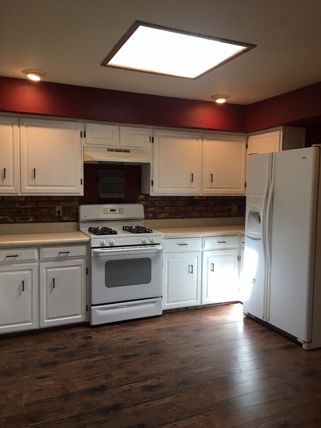 Building Photo - 12381 Sunset Ave