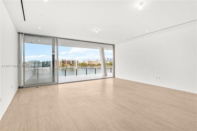 Building Photo - 5 Grove Is