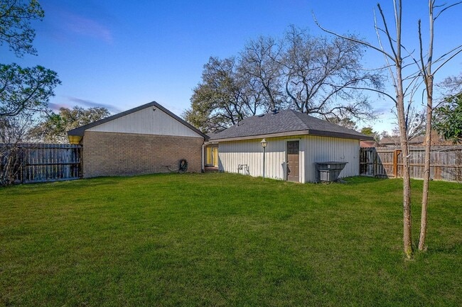 Building Photo - 2203 Briarview Dr