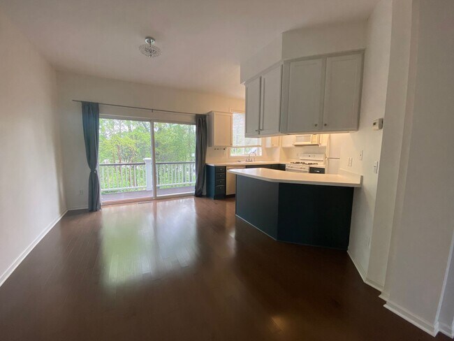Building Photo - Beautiful Two Bedroom Townhome in Plymouth for $2,299.00/month!