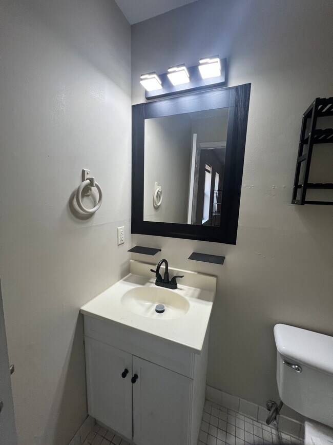 Building Photo - 130 Pointe S Dr