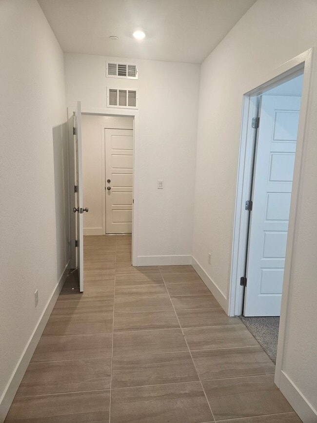 Building Photo - COMING SOON! Gorgeous 3/2 Town Home in Clovis with Solar!