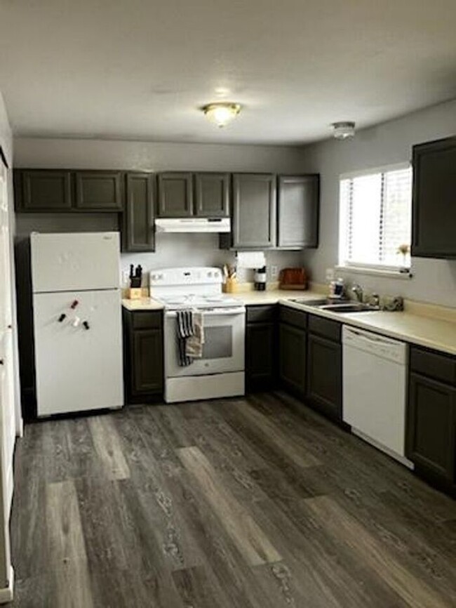 Building Photo - Beautifully Renovated Unit with Modern Upd...