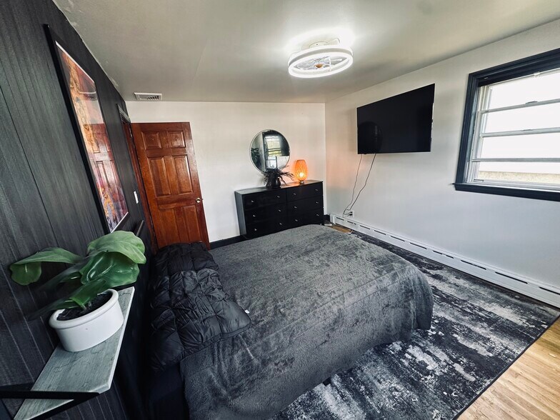 Primary Photo - 218 Warren St