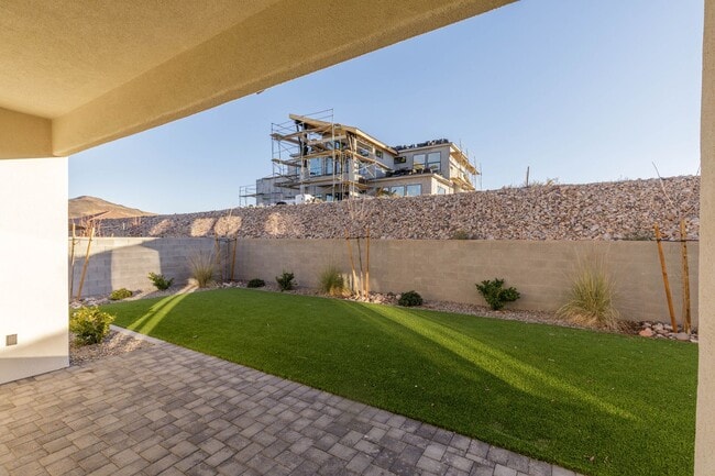 Building Photo - Gorgeous 5 bed 3.5 bath in Desert Canyons