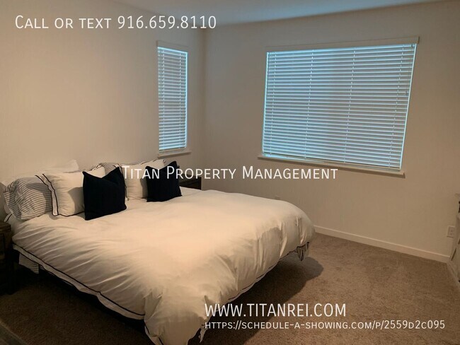 Building Photo - 1033 Oakbriar Cir