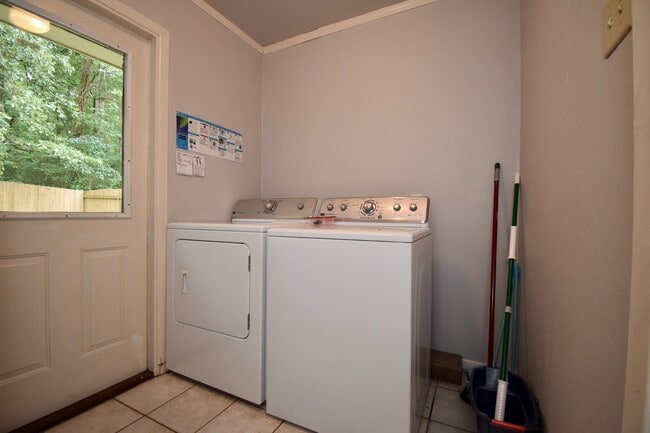 Building Photo - Spacious 4 bedroom 3 bathroom home with large yard and 2 car garage
