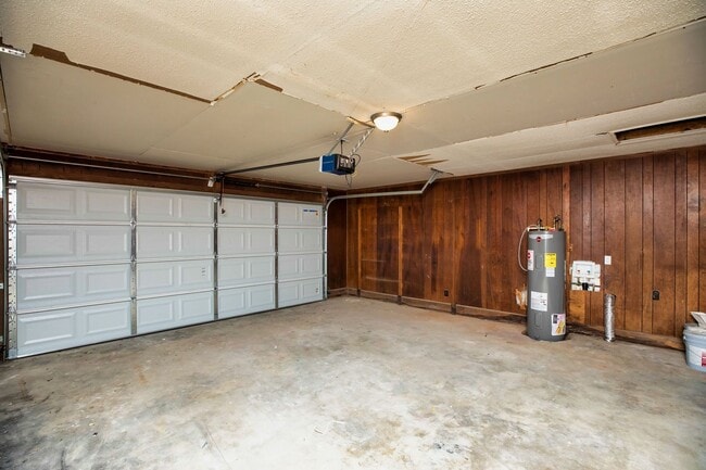 Building Photo - ** 4 Bed 2 Bath located in Ridgefield **Call 334-366-9198 to schedule a self tour