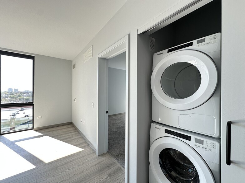 Building Photo - 2155 N Elston Ave