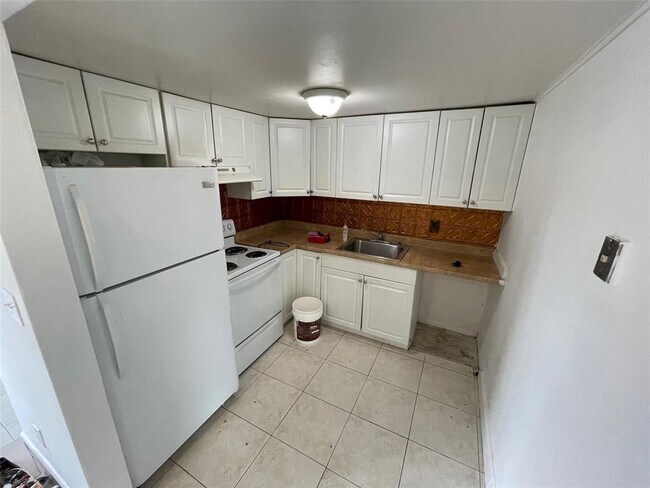 Building Photo - 4165 SW 67th Ave