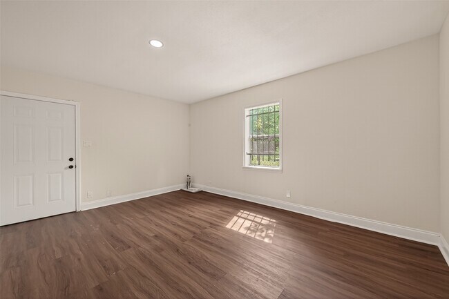 Building Photo - 5830 Southlea St