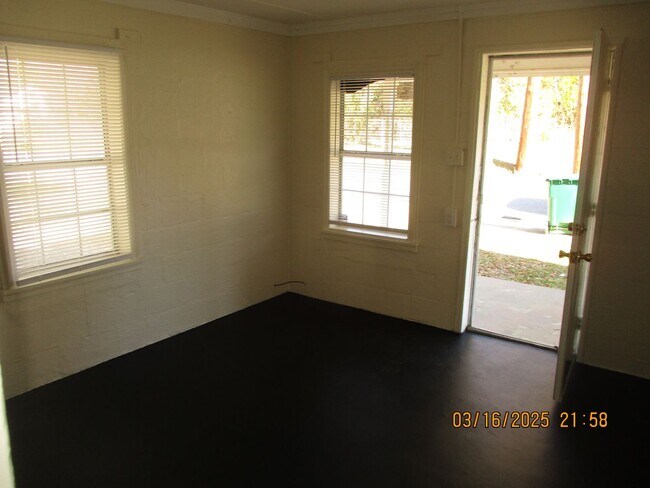 Building Photo - 520 Jefferies Ave