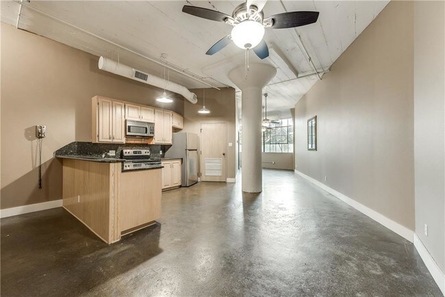 Building Photo - 2220 Canton St