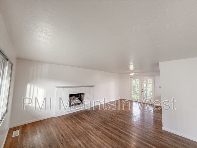 Building Photo - 698 Doren Dr