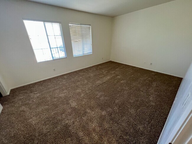 Building Photo - Spacious 4 Bedroom 3 Bathroom Home with 3 ...