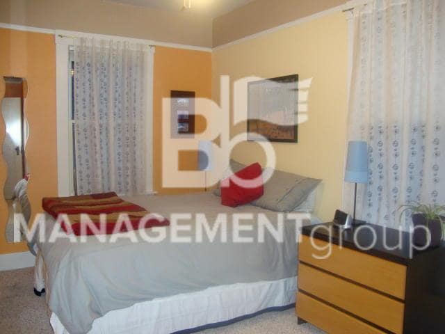 Building Photo - Charming Sellwood Home Offers Lots of Character & Charm!