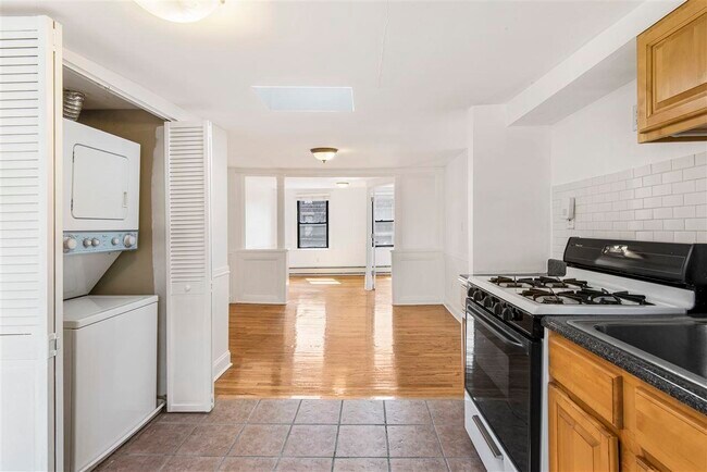Building Photo - 212 5th St