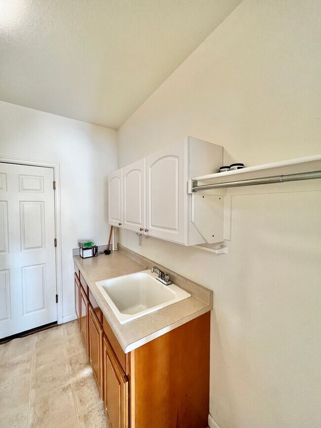 Building Photo - 4 bed, 3 bath Home in Huntington Hills Nei...