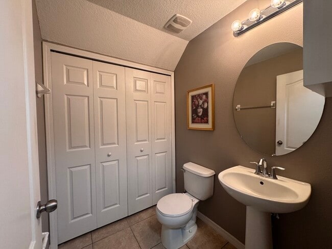 Building Photo - Summerfield Townhome