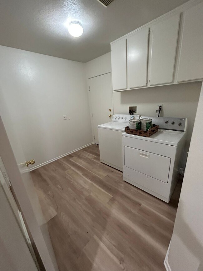 Building Photo - Cute, Clean and Cozy 3 Bedroom Condo w/Attached 2 Car Garage in Murrieta