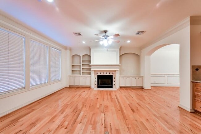 Building Photo - 845 Rosine St