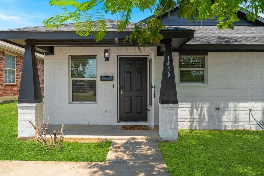 Primary Photo - 1433 E Robert St