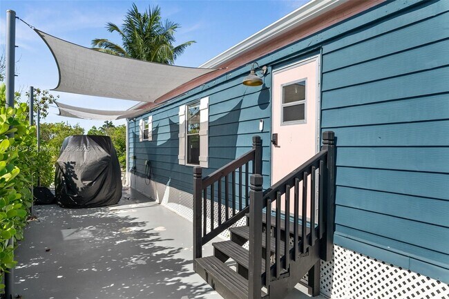 Building Photo - 648 E Palm Ave