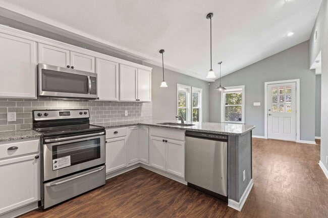 Building Photo - Fully renovated home close to downtown