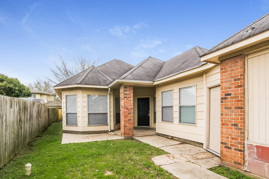 Building Photo - 6615 Bluebottle Ln