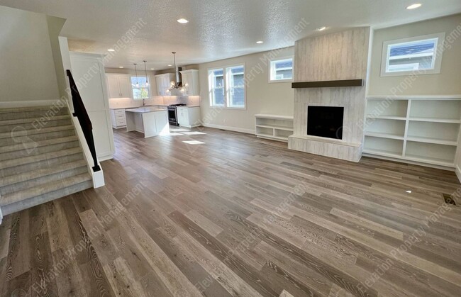 Building Photo - Gorgeous newly built in 2022 4 BR home in ...