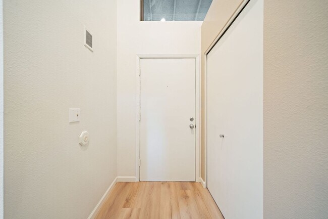 Building Photo - 2 bedroom Condo