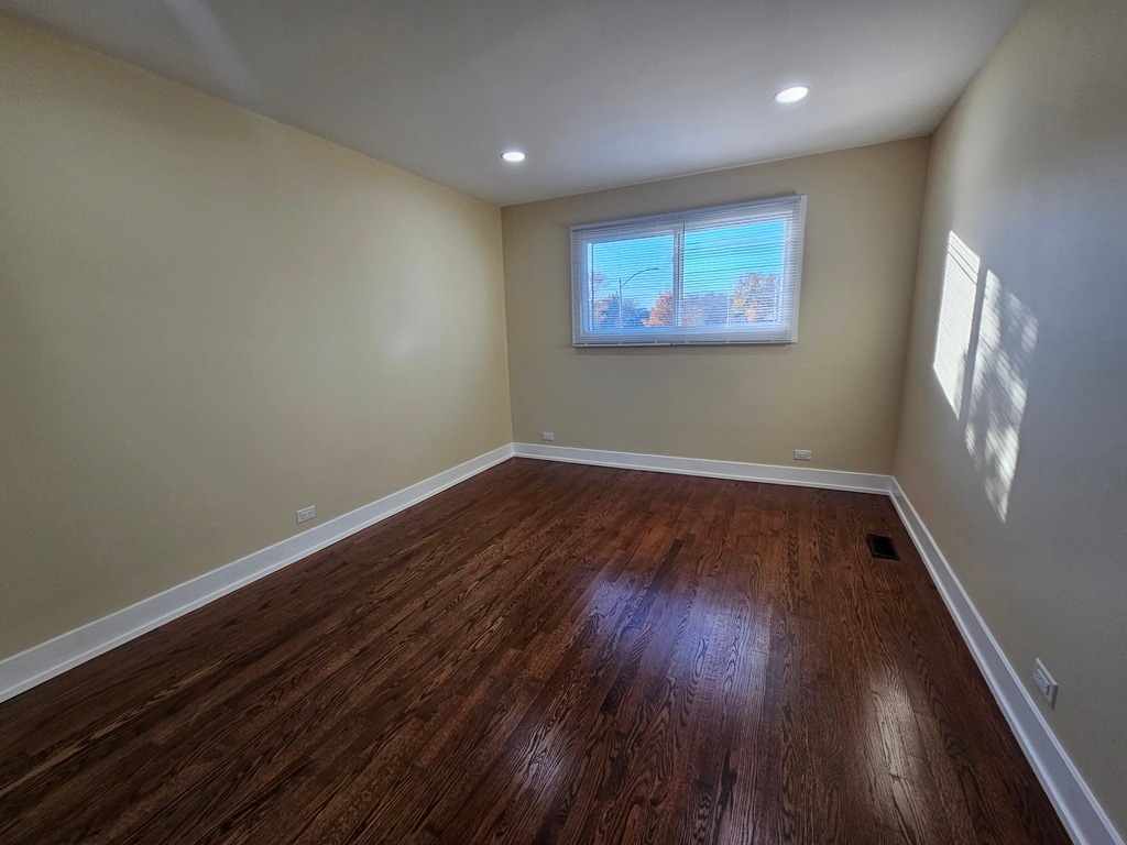 Building Photo - 1535 E Jane Ave