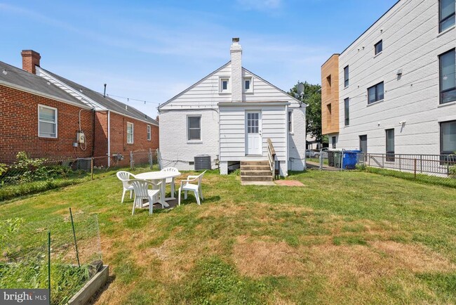 Building Photo - 913 S Oak St