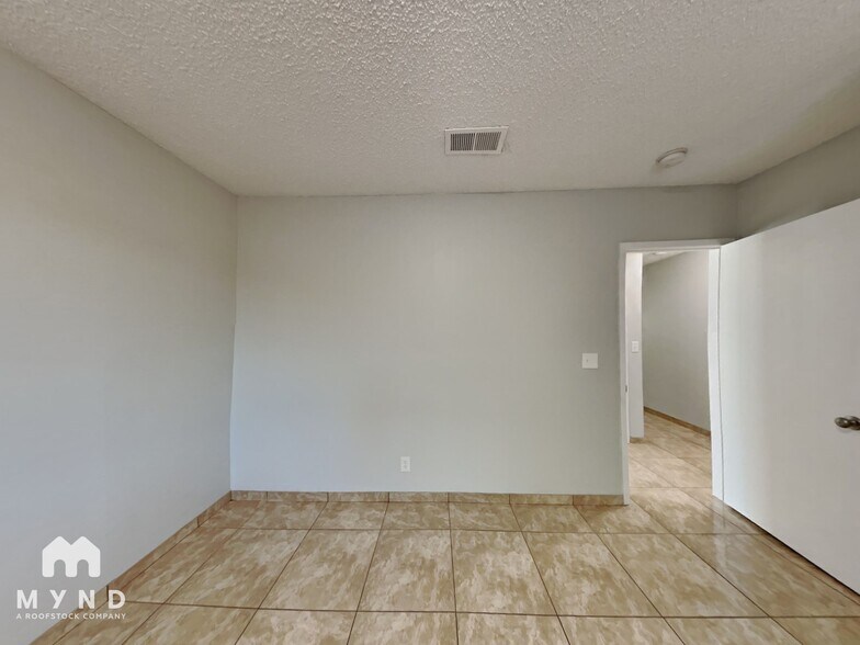 Building Photo - 320 Palo Verde Dr