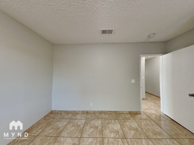 Building Photo - 320 Palo Verde Dr