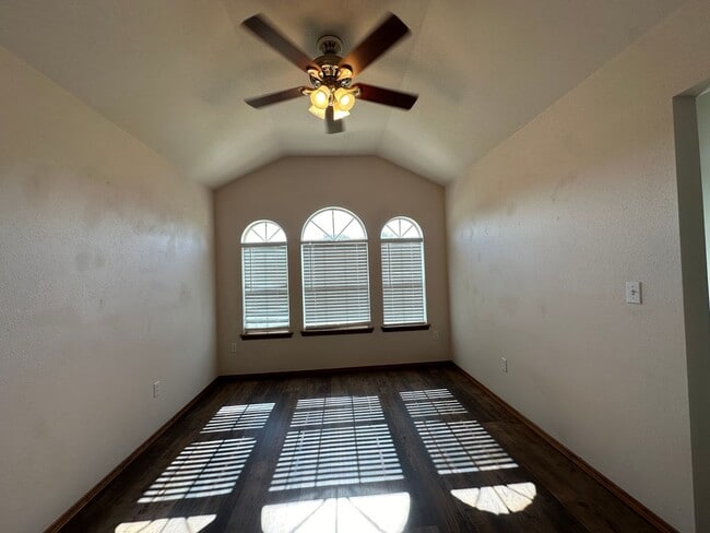 Building Photo - Spacious and nicely located on a cul-de-sac street 3 bedroom 2 bathroom home for rent.