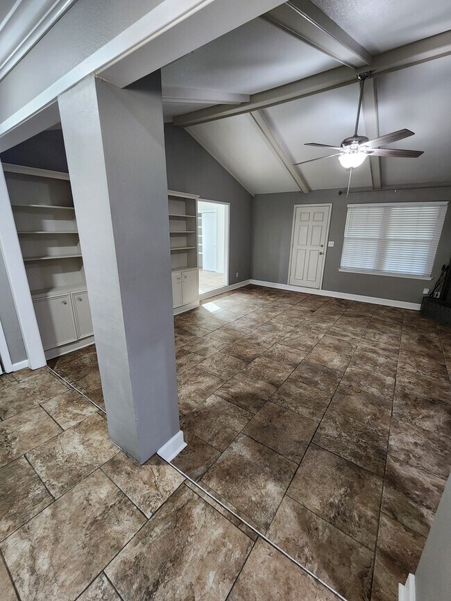 Building Photo - 4 bed 2 1/2 bath home, 2 car garage!