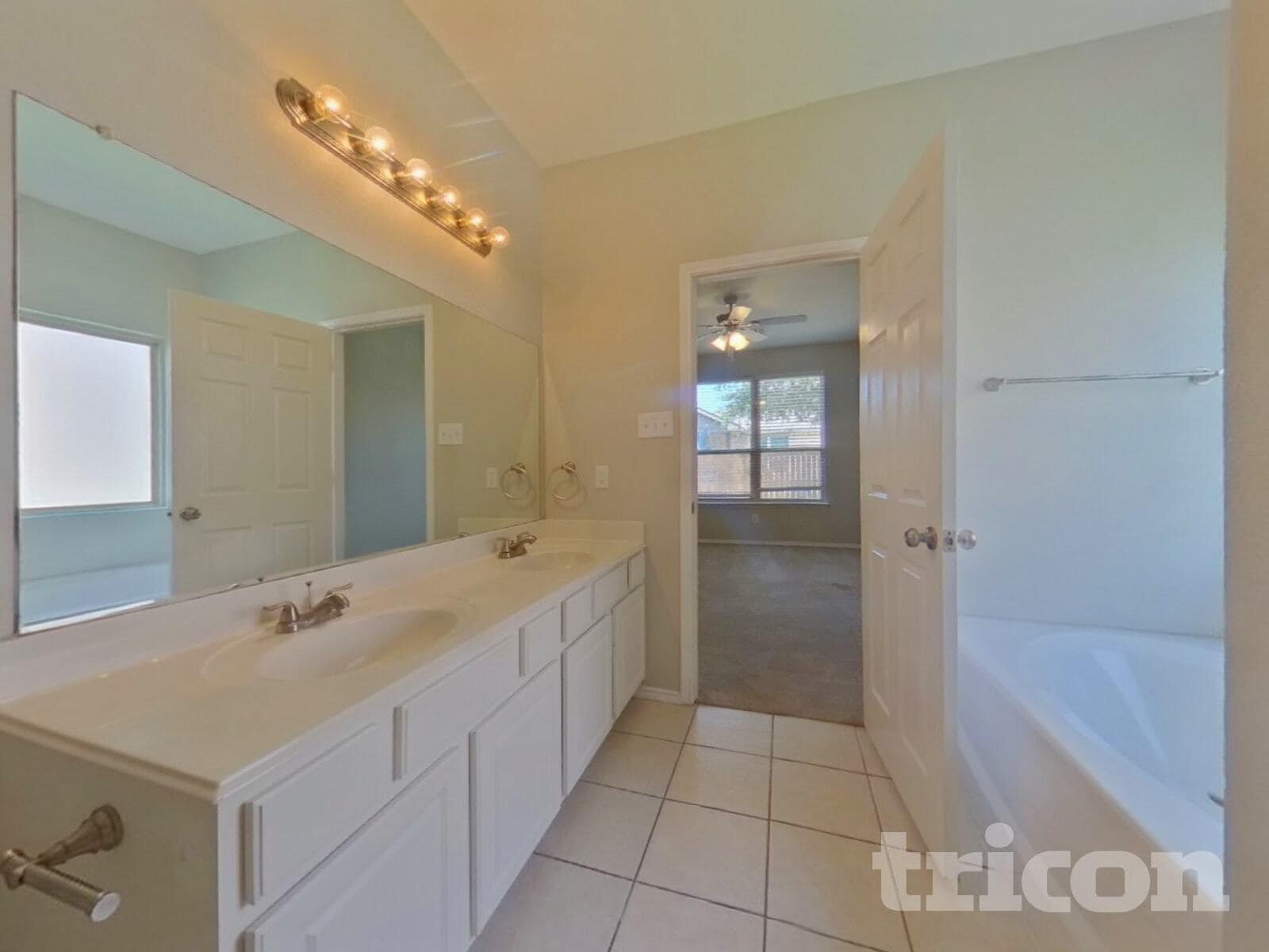 Building Photo - 3005 Glenrose Dr