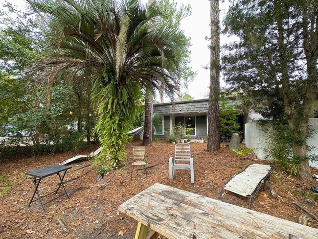 Building Photo - Huge 6 Bedroom, 3.5 Bathroom House in the ...