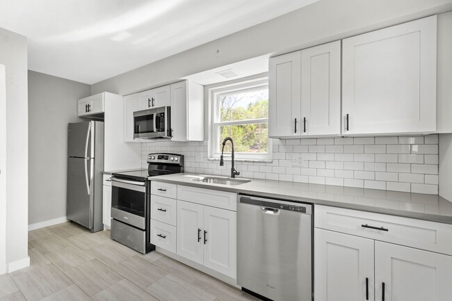 Building Photo - AVAILABLE JUNE 1ST!! STUNNING 3 BEDROOM IN...